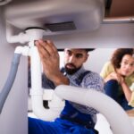 אינסטלטור משתף את הטיפ המהיר שלו לפתיחת הכיור שלך בשנייה